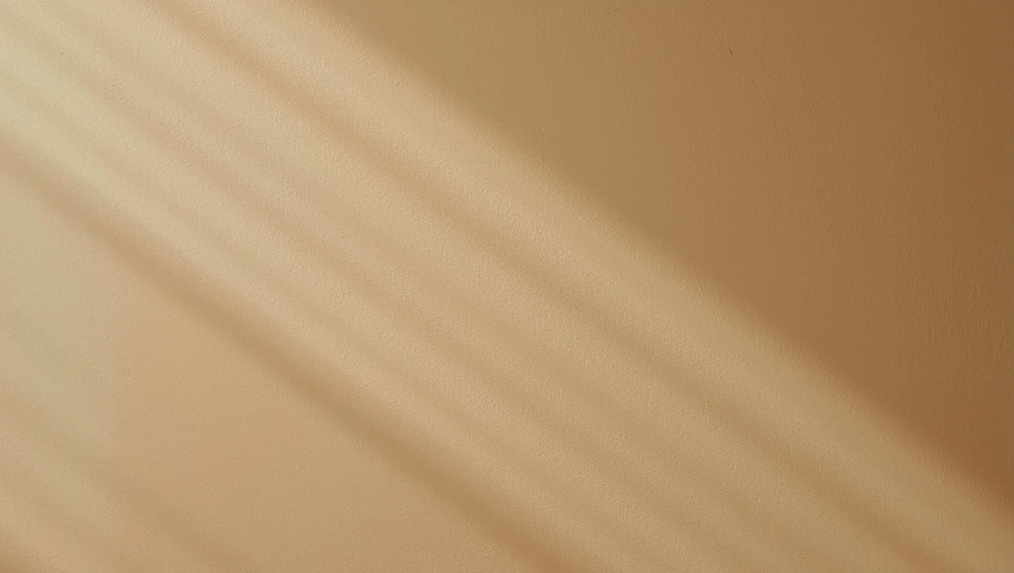 Parete interna con intonaco fine di argilla color sabbia
